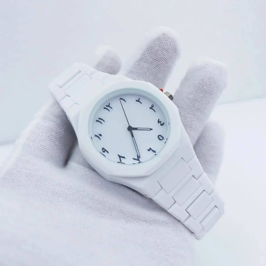 Montre blanche avec chiffre arabe